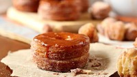 Dominique Ansel pada 2014 memadukan croissant dan donat. Ia menamainya cronut. Digadang-gadang hidangan ini menjadi pencetus menu croissant hybrid selanjutnya. Foto: Istimewa