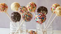 Memiliki tampilan yang menggemaskan, ada lolipop yang tak terbuat dari gula. Melainkan di dalamnya kue yang lembut berlapis cokelat dengan dekorasi cantik yang disebut cake pop. Foto: Istimewa