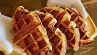 Terkenal pada masa pandemi, croffle masih banyak dijajakan hingga sekarang. Adonan croissant yang dibentuk menjadi waffle lengkap dengan kucuran sirup maple ternyata banyak penggemarnya. Foto: Istimewa