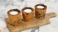 Memadukan kue kering dan susu, ada sajian cookie shot yang lebih ringkas untuk dinikmati. Banyak juga kafe yang memanfaatkannya sebagai cangkir kopi edible. Foto: Istimewa