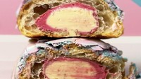 Dua dessert menjadi satu, ada croissant dan macaroon yang dikawinkan. Croissant yang flaky diisi dengan macaroon yang manis legit serta cantik ketika dibelah. Foto: Istimewa