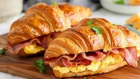 Tidak disajikan dengan roti biasa, kreasi sandwich menggunakan croissant juga sempat populer. Renyah flaky croissant berpadu nikmat dengan isian yang gurih. Foto: Istimewa