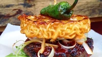 Perpaduan budaya Jepang dan Amerika Serikat dilakukan oleh chef Keizo Shimamoto. Pada 2013 ia menciptakan burger ramen yang unik. Foto: Istimewa