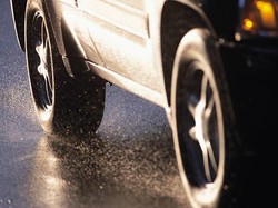 Kenapa Ban Mobil Warna Hitam Padahal Karet Berwarna Putih?