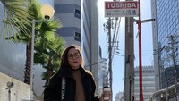 Terlepas dari hobinya dalam berolahraga, istri Abimana Aryasatya ini juga senang membagikan keseruan saat kulineran. Wanita ini seringkali terlihat menikmati minuman kopi. Foto: Instagram @inong_ayu