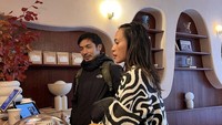 Sebelum memutuskan ingin memesan apa, Inong Ayu dan suami tampak bingung memilih-milih menu di kasir. Kafe tersebut tampaknya tidak hanya menjual minuman, tetapi juga aneka roti. Foto: Instagram @inong_ayu