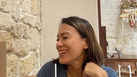 Wanita 43 tahun itu sepertinya memang senang nongkrong di kafe. Di momen ini, Inong tampak tersenyum lebar sambil memegang segelas es lattenya. Foto: Instagram @inong_ayu