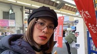 Tidak hanya ngopi, artis yang wajahnya tidak asing lagi di dunia perfilman ini juga sempat membagikan potret ketika mencicipi kuliner lain. Salah satunya saat ia jajan takoyaki di Jepang. Foto: Instagram @inong_ayu
