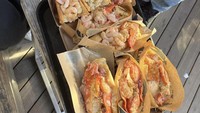 Saat di Jepang, wanita yang hobi olahraga ini juga memamerkan jajanan roti lobster yang populer. Ia dan keluarganya membeli roti lobster itu di daerah Omotesando. Foto: Instagram @inong_ayu