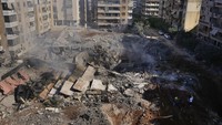 Serangan yang terjadi di pinggiran selatan Beirut itu menghancurkan sedikitnya empat gedung apartemen setinggi tujuh lantai. 