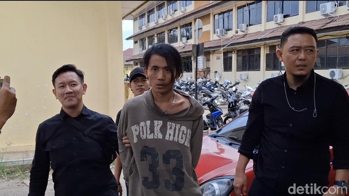Warga Palembang, Dendi Saputra alias Jeki (24) ditangkap karena melakukan aksi pencurian bersama 3 rekannya. Mereka mencuri di rumah anggota polisi.