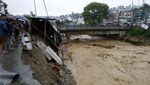Jembatan Rusak Diterjang Banjir Besar di Nepal