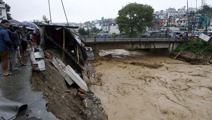 Sejumlah infrastruktur di Kathmandu, Nepal, mengalami kerusakan akibat diterjang banjir besar. Salah satunya adalah jembatan yang melintang di atas Sungai Bagmati.