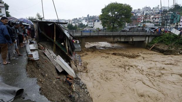 Sejumlah infrastruktur di Kathmandu, Nepal, mengalami kerusakan akibat diterjang banjir besar. Salah satunya adalah jembatan yang melintang di atas Sungai Bagmati.