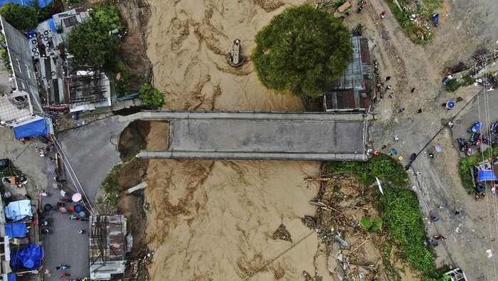 Jembatan Rusak Diterjang Banjir Besar di Nepal Sejumlah infrastruktur di Kathmandu, Nepal, mengalami kerusakan akibat diterjang banjir besar. Salah satunya adalah jembatan yang melintang di atas Sungai Bagmati.