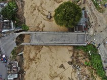 Jembatan Rusak Diterjang Banjir Besar di Nepal