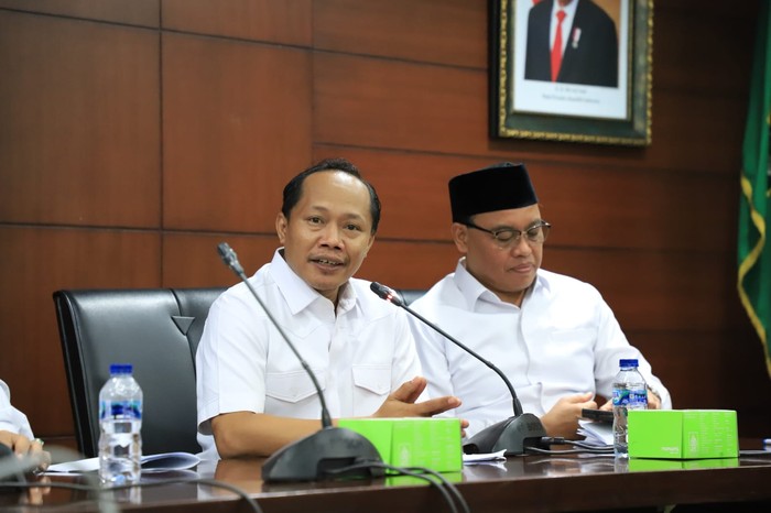 Juru Bicara Kemenag Sunanto atau Cak Nanto (kiri).