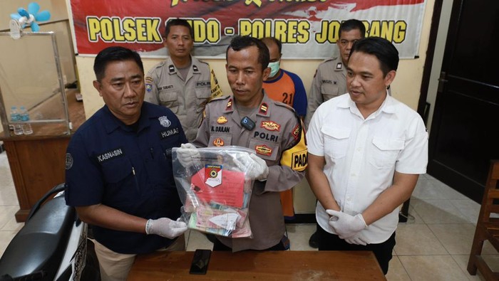 Kapolsek Gudo, Jombang Iptu M Djulan saat konferensi pers tentang pencurian Dana BOS di kantornya.