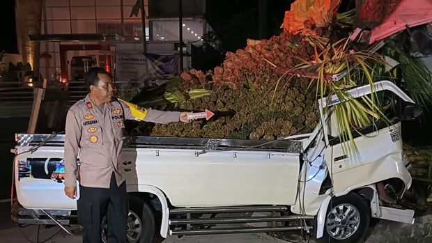 Kapolsek Selemadeg Timur, AKP I Nyoman Artadana, saat memperlihatkan kondisi mobil pikap menabrak pohon perindang, Senin (30/9/2024) dini hari. (Dok. Polsek Selemadeg Timur)