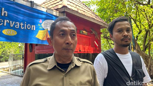 Kasubdit Kemitraan Konservasi, Bina Daerah Penyangga dan Bina Cinta Alam KLHK, Irfan Cahyadi  dan Kepala Sub Kelompok Kerja Pengelolaan Pengetahuan dan Dukungan Masyarakat BRGM,Yuyus Afrianto (Kadek/detikcom).