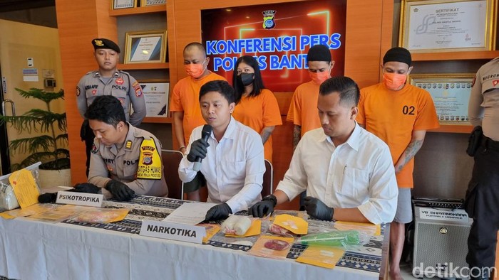 Jumpa pers pengungkapan pesta sabu di Krapyak Kulon, Sewon, di Mapolres Bantul, Senin (30/9/2024).