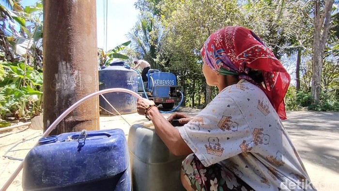 Warga saat menerima bantuan air bersih di Dusun Plampang 1, Kalurahan Kalirejo, Kapanewon Kokap, Kulon Progo, Senin (30/9/2024)