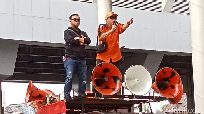 Keluarga tersangka pembunuhan-pemerkosaan siswi SMP di Palembang gelar aksi di Kejari Palembang.
