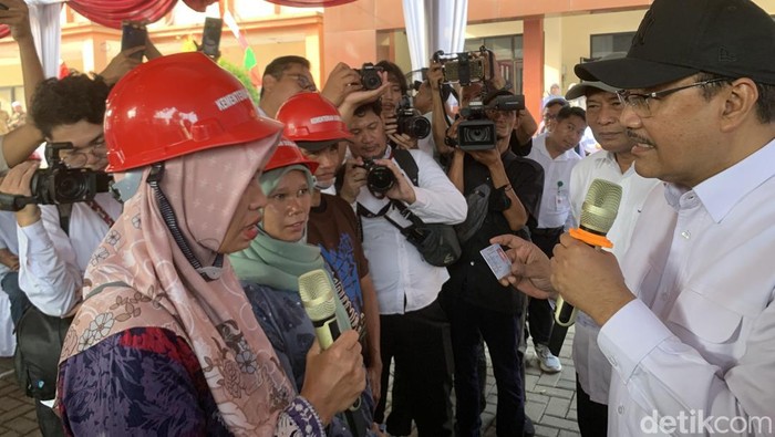 Kemensos memberikan bantuan Rp 650 miliar untuk Keluarga Penerima Manfaat (KPM) di Kota Bekasi, Jawa Barat. (Taufiq/detikcom).