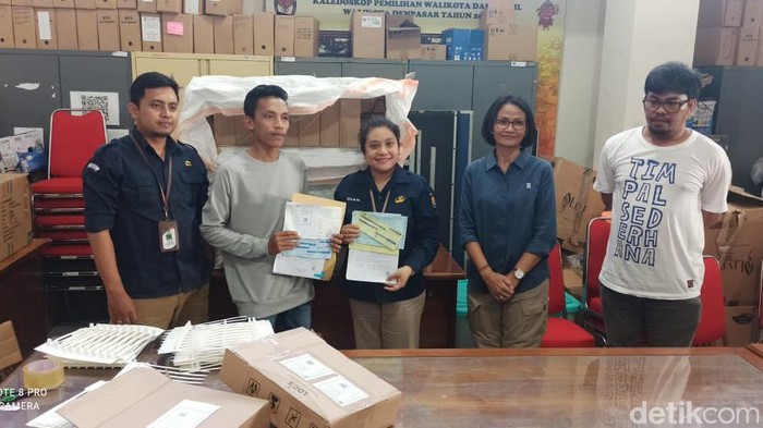 Ketua KPU Kota Denpasar Dewa Ayu Sekar Anggaraeni (dua dari kanan) ketika menerima kebutuhan logistik untuk pelaksanaan Pilkada 2024 pada beberapa waktu lalu.