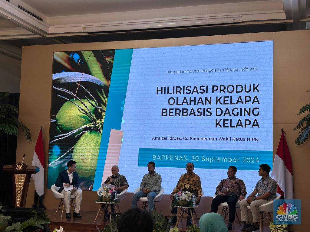 (kiri ke kanan) Wakil Ketua Umum HIPKI Amrizal Idroes, Ketua Umum HIPSKI Cepi Mangkubumi, Ketua GAPNI Derri Kusuma, Ketua Bidang Organisasi HIPBAKI Asep Jembar Mulyana, dan Pelaku Usaha Nira Muhammada Maulana Sidik dalam acara Peluncuran Peta Jalan Hilirisasi Kelapa di Kantor Bappenas, Jakarta, Senin (30/9/2024). (CNBC Indonesia/Martyasari Rizky) (kiri ke kanan) Wakil Ketua Umum HIPKI Amrizal Idroes, Ketua Umum HIPSKI Cepi Mangkubumi, Ketua GAPNI Derri Kusuma, Ketua Bidang Organisasi HIPBAKI Asep Jembar Mulyana, dan Pelaku Usaha Nira Muhammada Maulana Sidik dalam acara Peluncuran Peta Jalan Hilirisasi Kelapa di Kantor Bappenas, Jakarta, Senin (30/9/2024). (CNBC Indonesia/Martyasari Rizky)