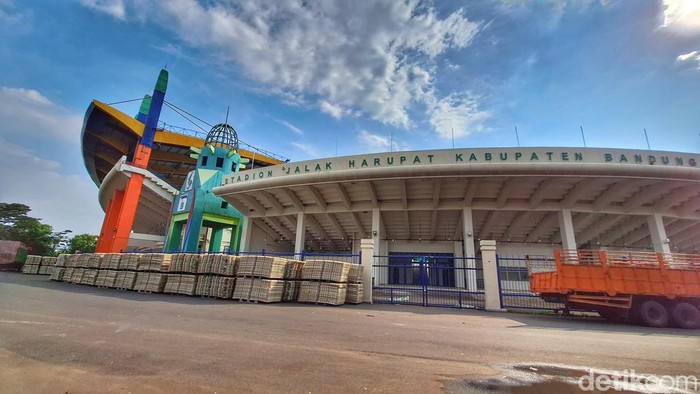 Kondisi Stadion Si Jalak Harupat usai dipakai konser Sheila on 7.