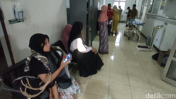 Korban keracunan dirawat di Puskesmas Sukaluyu, Cianjur.