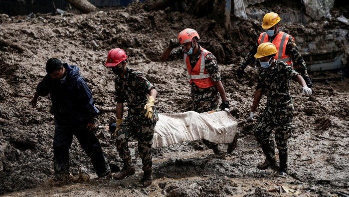 Banjir besar setelah hujan monsun yang dahsyat menerjang Khatmandu, Nepal. Kini korban tewas akibat banjir bertambah menjadi 170 orang.
