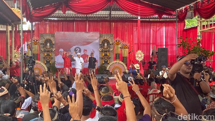 Koster-Giri saat kampanye di Desa Tiyingtali, Kecamatan Abang, Kabupaten Karangasem, Senin (30/9/2024). (I Wayan Selamat Juniasa)
