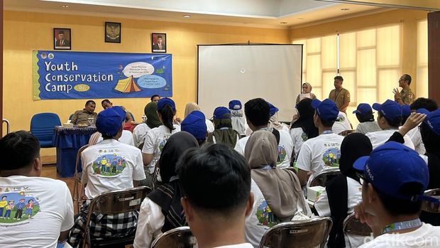 KSDAE KLHK melakukan penanaman mangrove hingga rehabilitasi terumbu karang dalam rangka melestarikan lingkungan untuk menghadapi tiga krisis planet. (Kadek/detikcom).