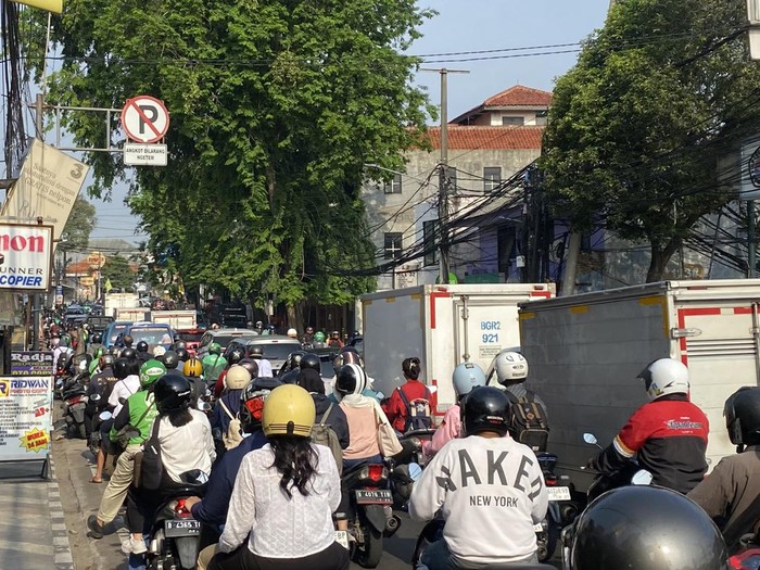 Lalin Jl Akses UI Depok arah Jakarta Macet Pagi Ini