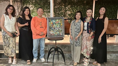 Sam Sianata (tiga dari kiri) dan lukisan Go Green Taruparwa karyanya.