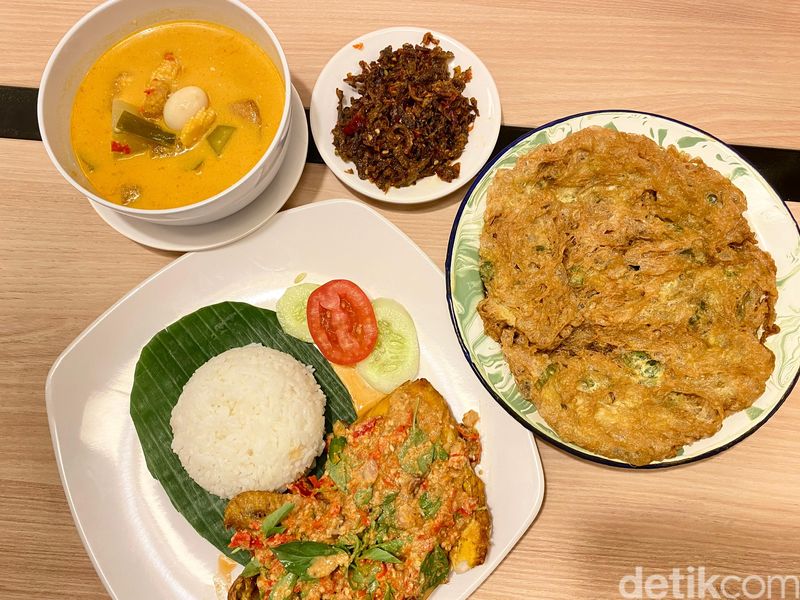 Mak Penyet Bu Darmi, restoran baru milik Ashanty yang menawarkan menu ayam penyet berempah