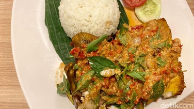 Sedap! Cicip Ayam Penyet Sambal Kemiri di Resto Baru Ashanty