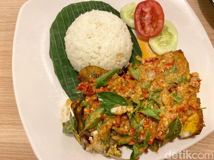 Sedap! Cicip Ayam Penyet Sambal Kemiri di Resto Baru Ashanty