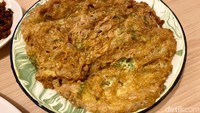 Telor Crispy (Rp 20.000) disajikan cukup besar, tetapi tak tebal. Teksturnya sangat garing dengan rasa gurih yang pas, dinikmati bersama nasi hangat sangatlah cocok. Foto: detikFood/Yenny Mustika Sari