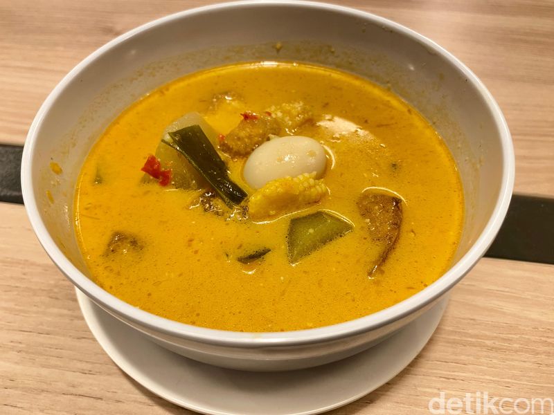 Mak Penyet Bu Darmi, restoran baru milik Ashanty yang menawarkan menu ayam penyet berempah