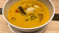 Sayur Ambyar (Rp 18.000) juga favorit Ashanty. Ini merupakan kreasi sayur lodeh khas Jawa yang manis gurih, isinya ada labu siam, jagung muda, tahu kulit, telur puyuh, dan kerupuk kulit. Kuahnya memang bersantan, tetapi bukan yang begitu kental. Foto: detikFood/Yenny Mustika Sari