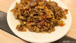 Sedap! Cicip Ayam Penyet Sambal Kemiri di Resto Baru Ashanty