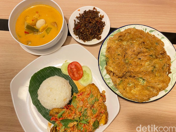 Mak Penyet Bu Darmi, restoran baru milik Ashanty yang tawarkan ayam penyet berempah