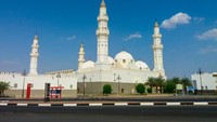 Masjid Qiblatain menjadi salah satu masjid yang terkenal di Madinah. Masjid ini awalnya dikenal dengan nama Masjid Bani Salamah karena dibangun di atas bekas rumah Bani Salamah. Foto: Getty Images/iStockphoto/Sony Herdiana