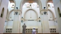 Dinamakan Masjid Qiblatain karena masjid ini menjadi saksi dua arah kiblat. Awalnya umat Islam salat menghadap ke Masjidil Aqsa, lalu kemudian menghadap ke arah Masjidil Haram. Foto: Getty Images/iStockphoto/Sony Herdiana