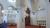 Kisah perpindahan arah kiblat ini bermula ketika Nabi Muhammad mengunjungi ibu dari Bisyr bin Barra bin Ma’rur dari Bani Salamah yang ditinggal wafat keluarganya. Kemudian tibalah waktu salat. Nabi pun salat bersama para sahabat di masjid itu. Foto: Getty Images/iStockphoto/Sony Herdiana