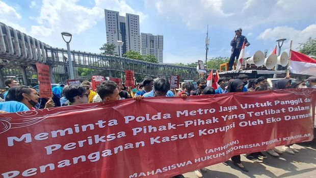 Massa demo mendesak Polda Metro Jaya mengusut dugaan pertemuan Alex Marwata dengan Eko Darmanto.