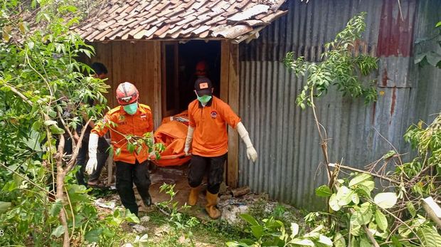 Petugas saat mengevakuasi mayat kakek tewas di kandang kambing untuk dibawa menuju RSUD Temanggung, Minggu (29/9/2024).